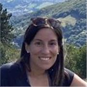 Appassionata insegnante di lettere impartisce lezioni ad alunni della scuola sec. di primo grado e supporto per tesine